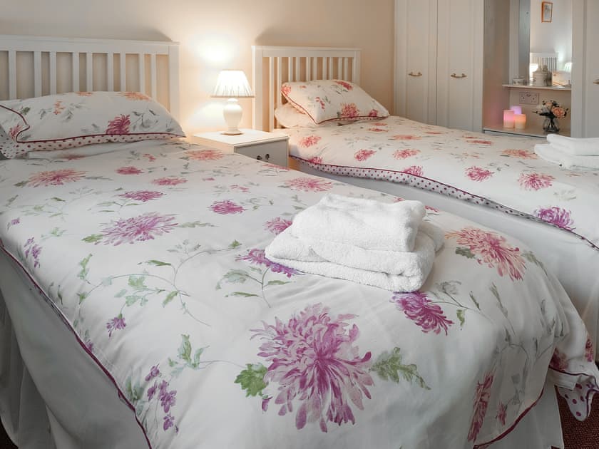 Twin bedroom | Priestfield Grange - Willow Cottage - Prestfield Grange, Old Brampton, near Chesterfield