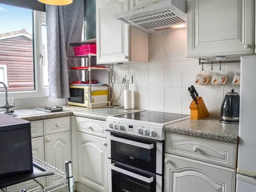 Kitchen | Yeolde Woodern Country View Seashak - Holiday Lets, Bridlington