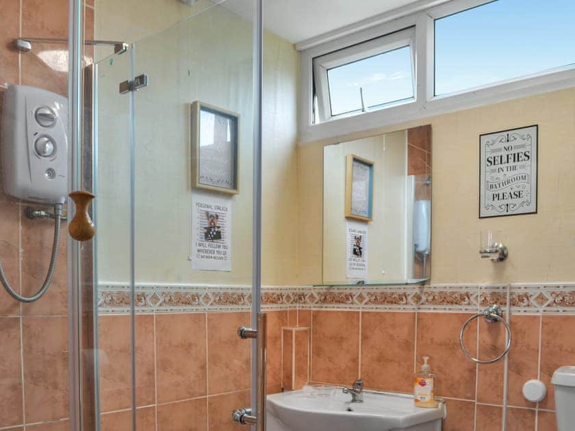 Bathroom | Yeolde Woodern Country View Seashak - Holiday Lets, Bridlington