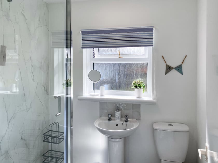 Bright and fresh downstairs shower room with electric shower | Kirnan Cottage, Kilmichael Glassary, near Lochgilphead