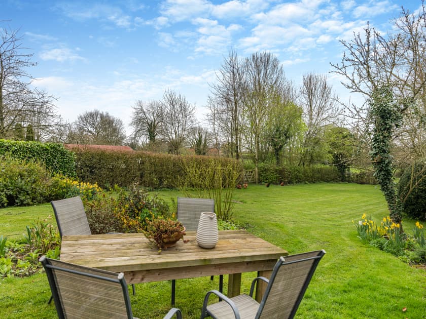 Sitting-out-area | Swallow Cottages, No. 2 - Swallow Cottages, Wickmere