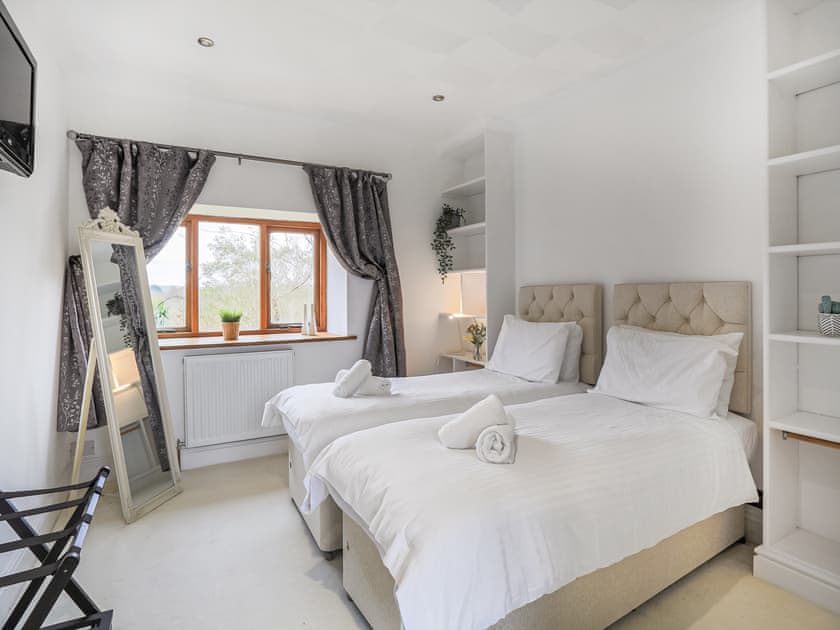 Twin bedroom | The Mews - The Mews Holidays, Penzance