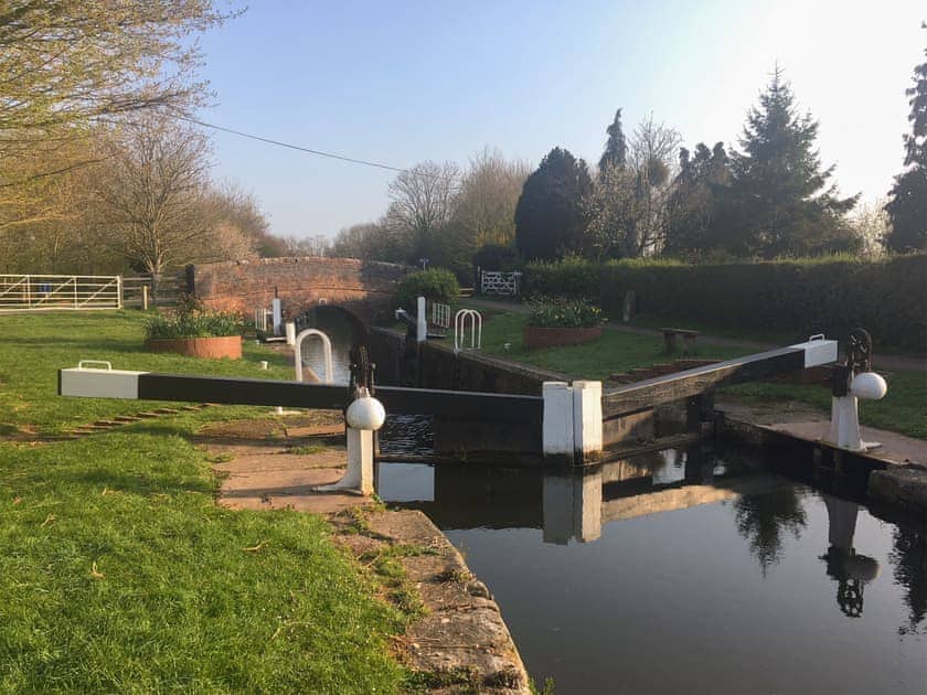 The Bridgwater and Taunton Canal is a 3 min walk from the Barns, ideal for a leisurely walk to the team rooms or boat centre | Dragonfly 1 - Dragonfly Barn, North Newton