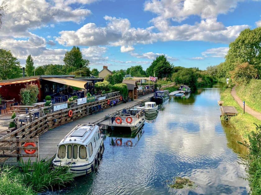 5 min drive or 25 min stroll along the canal path. Hire a boat, go out on a cruise or just chill with a coffee or beer | Dragonfly 1 - Dragonfly Barn, North Newton