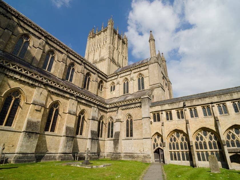 50 mins drive across the Somerset Levels to wander around the Cathedral, Bishops Palace and charming town | Dragonfly 1 - Dragonfly Barn, North Newton
