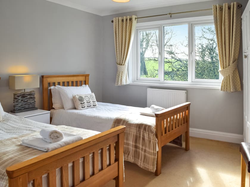 Twin bedroom | Gymmin House, Pendine