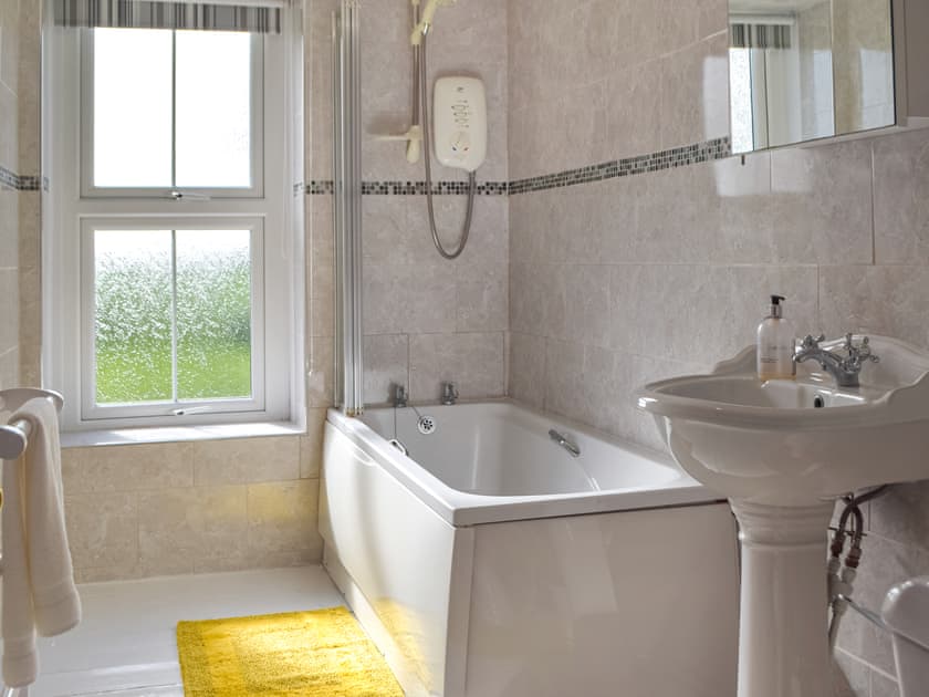 Bathroom | Gymmin House, Pendine