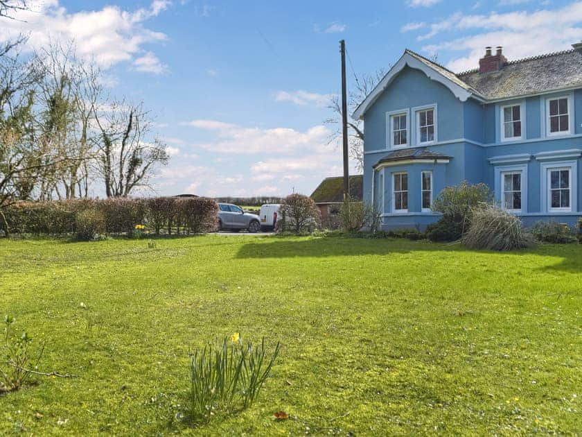 Outdoor area | Gymmin House, Pendine
