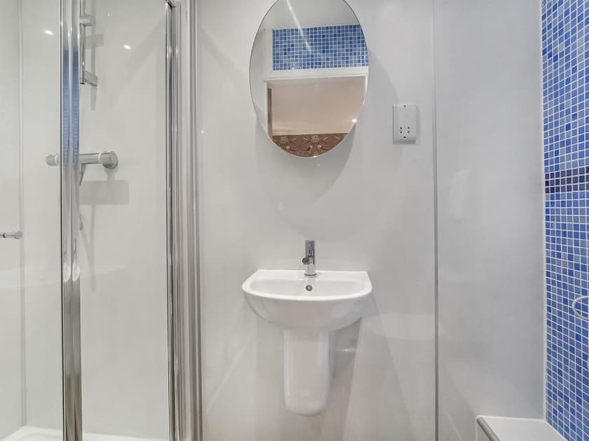 Bathroom | 2 Reubens Court - Reubens Court, York