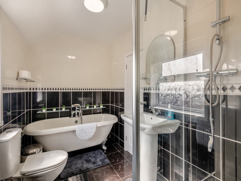 Bathroom | Curlew Cottage, Caister-on-Sea, near Great Yarmouth