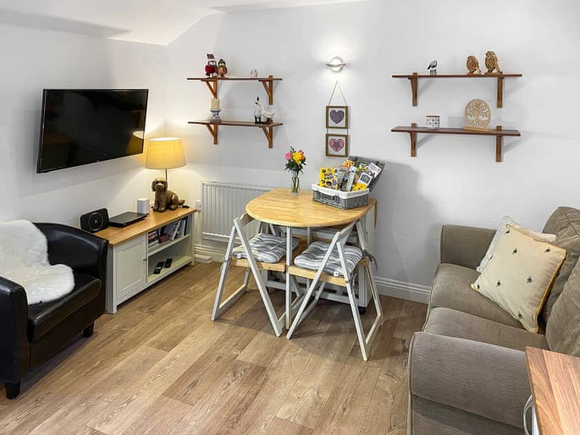 Cosy wood-floored living area | Robin’s Nest, Newton Poppleford, near Sidmouth