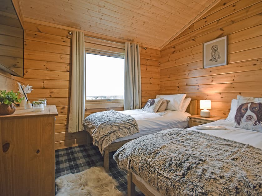 Twin bedroom | Stag Lodge - Stag and Coo Holidays, Falkirk