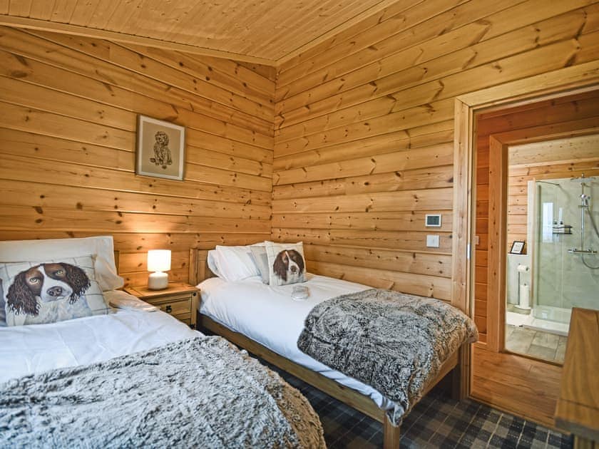 Twin bedroom | Stag Lodge - Stag and Coo Holidays, Falkirk
