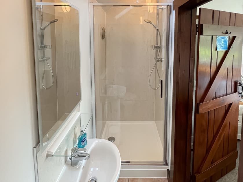 Shower room | Woodpecker - Manor Court Cottages, Shipton Gorge