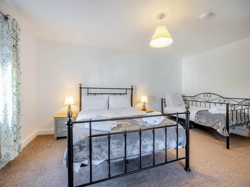 Twin bedroom | The Old Jolly, Skegness