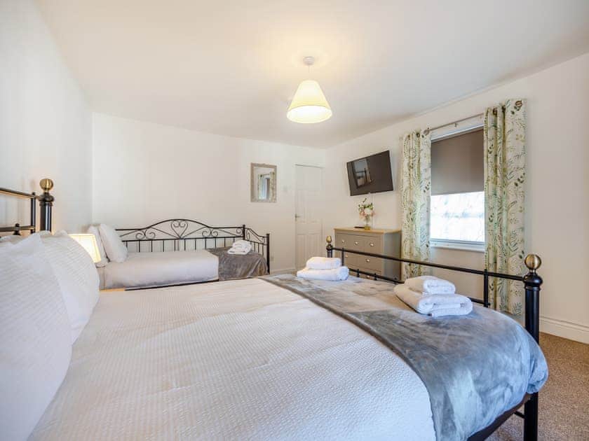 Twin bedroom | The Old Jolly, Skegness