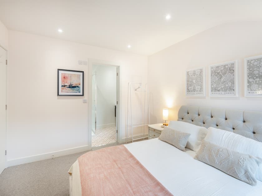 2nd bedroom with En-suite  | HollyhocksHollyhock House, Holt