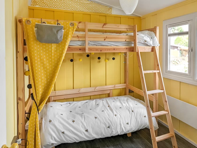 Twin bedroom | Ysgubor Lodge, Llanwrin
