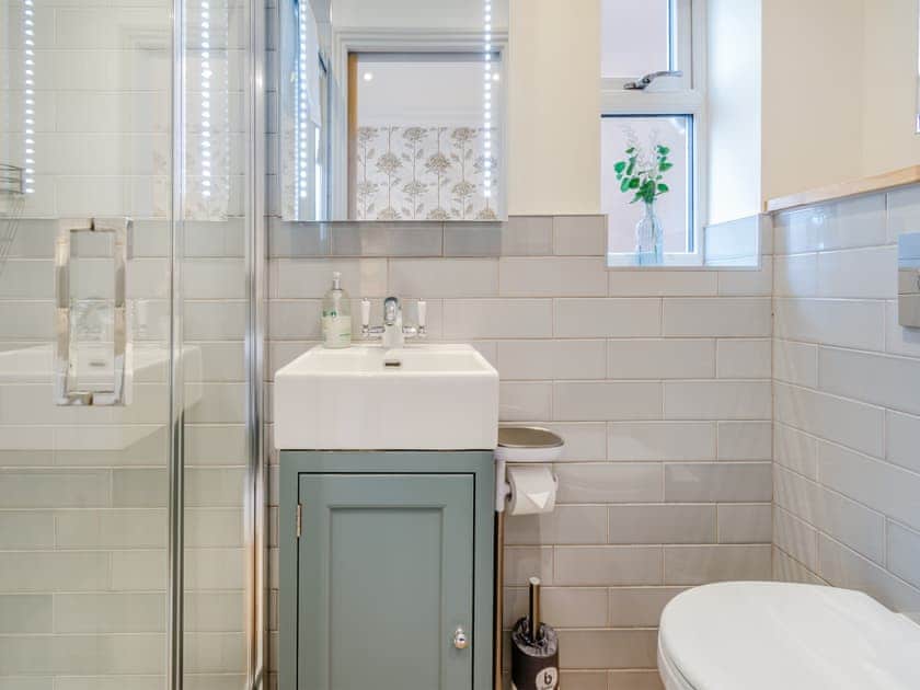 Bathroom | Everley - Derwent House Apartments, Scarborough