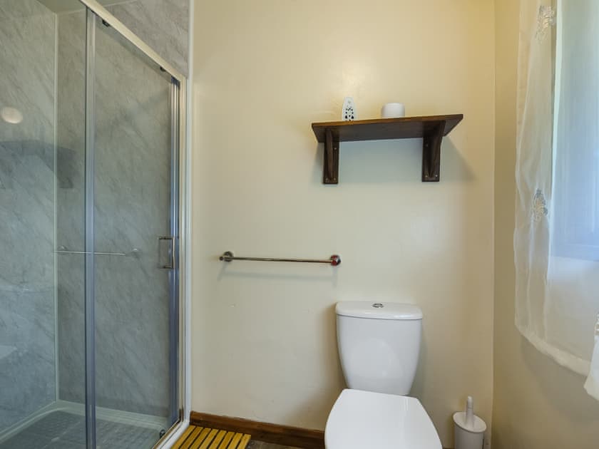 Bathroom | Pine Lodge - Shropshire Getaways, Bridgnorth and Ironbridge