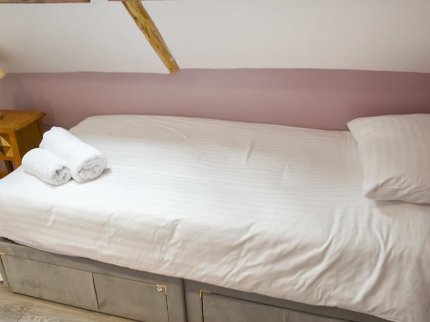 Twin bedroom | Pineville, Dover