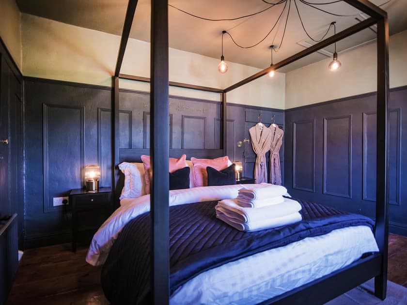 Four Poster bedroom | Snowdrop Cottage, Welburn, near York