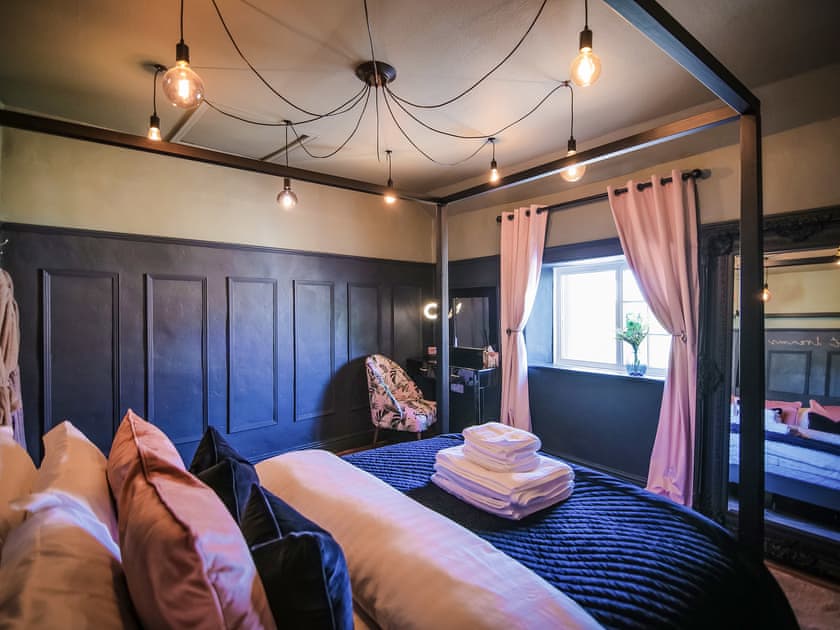 Four Poster bedroom | Snowdrop Cottage, Welburn, near York