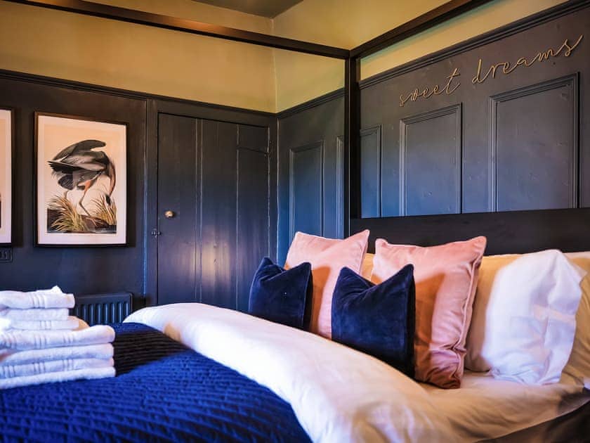 Four Poster bedroom | Snowdrop Cottage, Welburn, near York