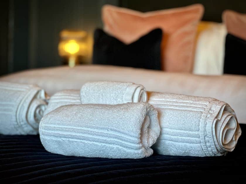 Four Poster bedroom | Snowdrop Cottage, Welburn, near York
