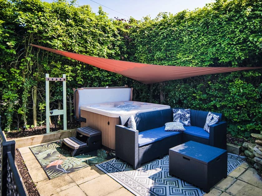 Hot tub | Snowdrop Cottage, Welburn, near York
