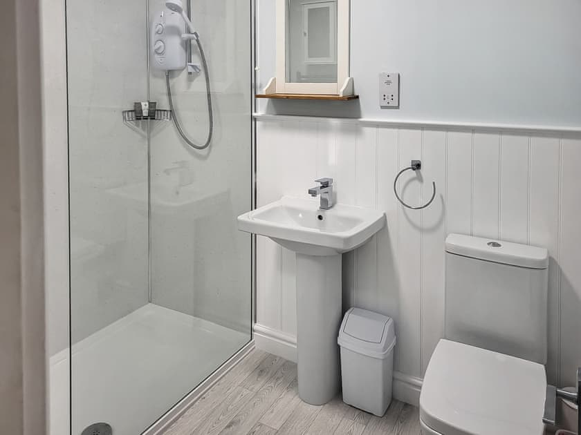 Bathroom | Puffin Cottage, Seahouses