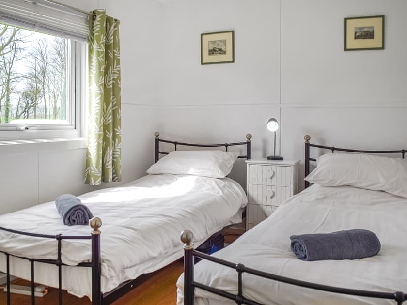 Twin bedroom | Ponderosa, Llansteffan