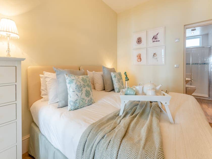 Ground Floor Super King bedroom with ensuite shower room  | Casa Musica, Broadstairs