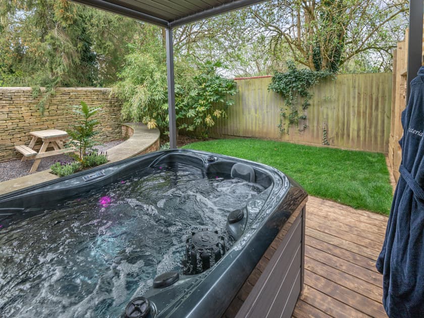 Hot tub | Wisteria Cottage, South Cerney, near Cirencester