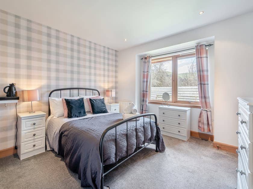 Charming double bedroom with en-suite | Croftside House - Allt Mor Cottages, Aviemore