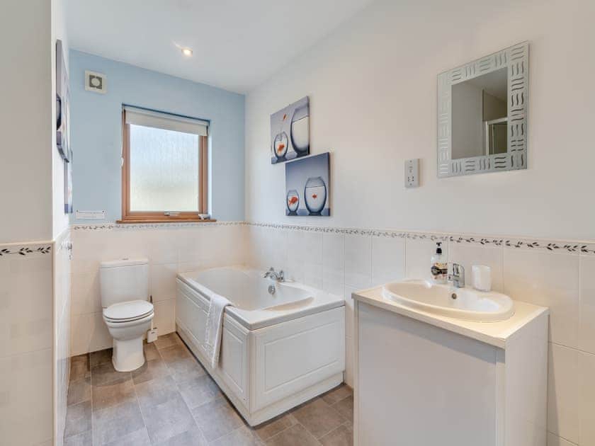 Spacious bathroom | Croftside House - Allt Mor Cottages, Aviemore