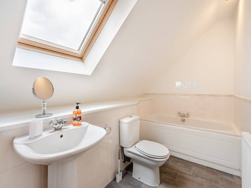 En-suite bathroom | Croftside House - Allt Mor Cottages, Aviemore