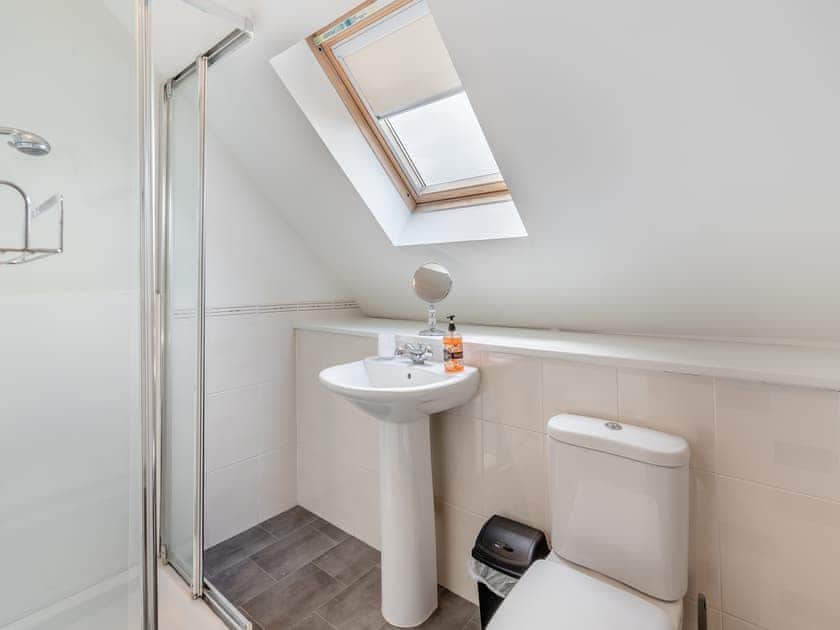 Spacious bathroom | Croftside House - Allt Mor Cottages, Aviemore