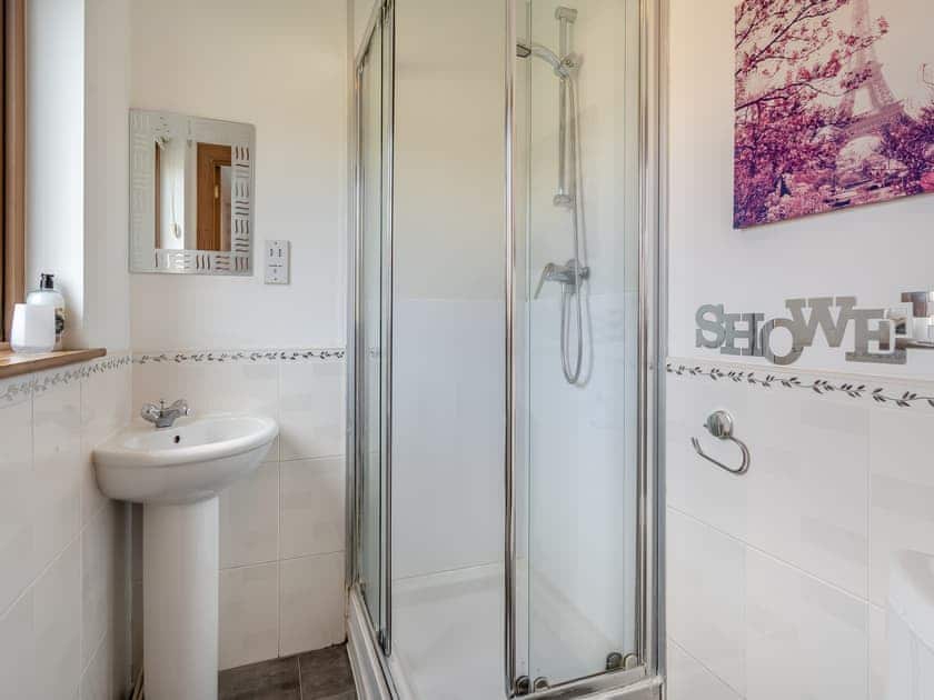 Spacious bathroom | Croftside House - Allt Mor Cottages, Aviemore