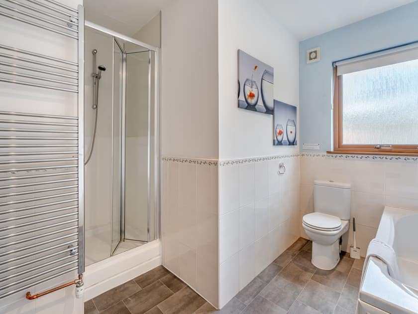 Spacious bathroom | Croftside House - Allt Mor Cottages, Aviemore