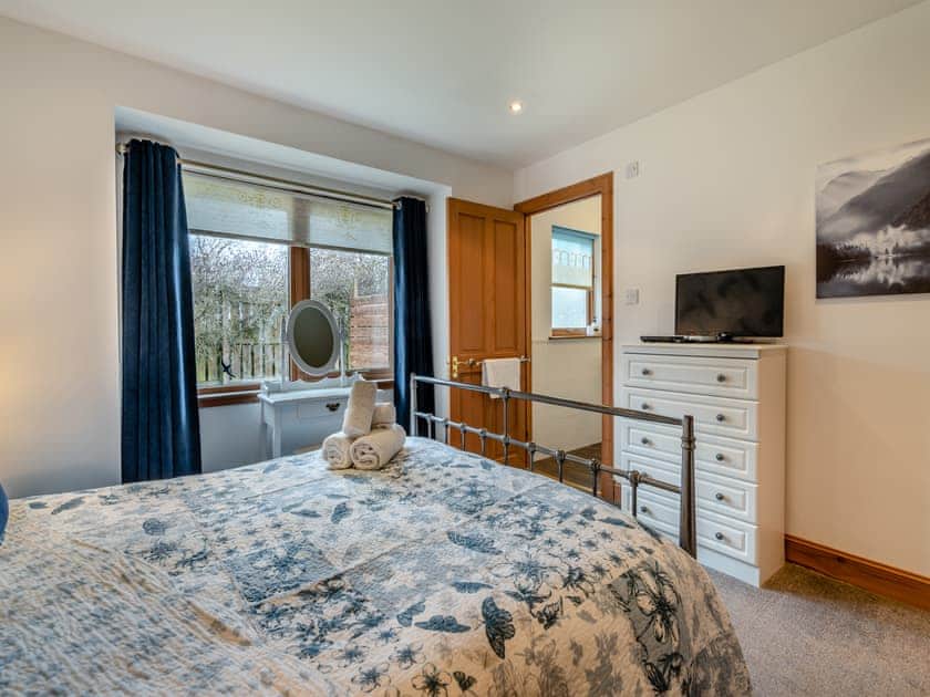 Double bedroom with en-suite | Cairn View - Allt Mor Cottages, Aviemore