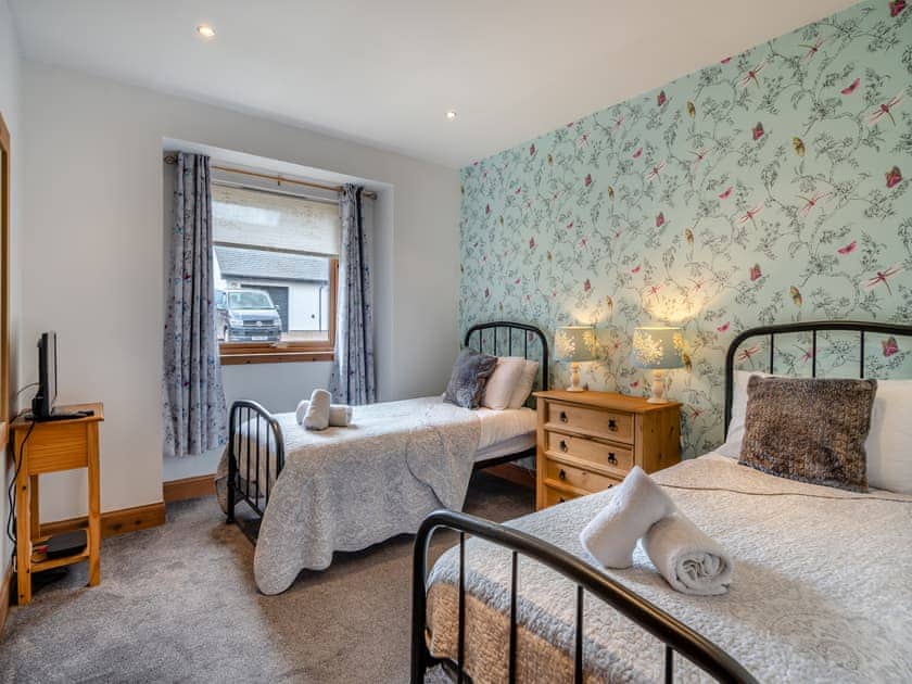 Delightful twin bedroom | Cairn View - Allt Mor Cottages, Aviemore