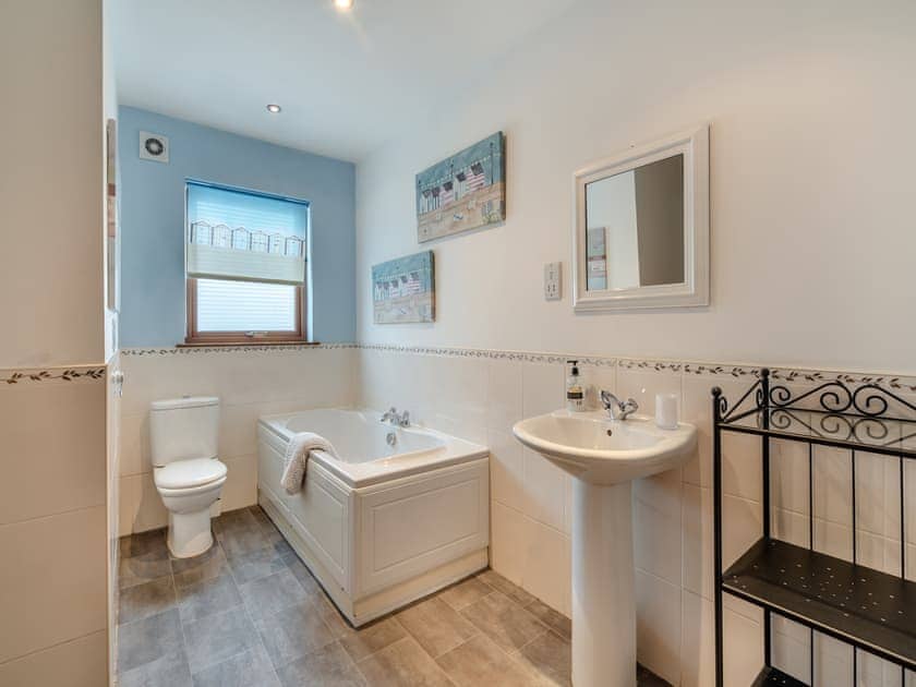Bathroom | Cairn View - Allt Mor Cottages, Aviemore