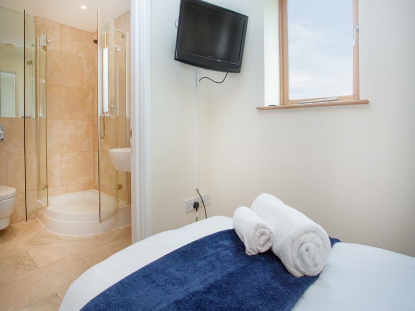 Bathroom | Golf Club Lodges- Kingfisher - Golf Club Lodges, Blackawton, near Totnes