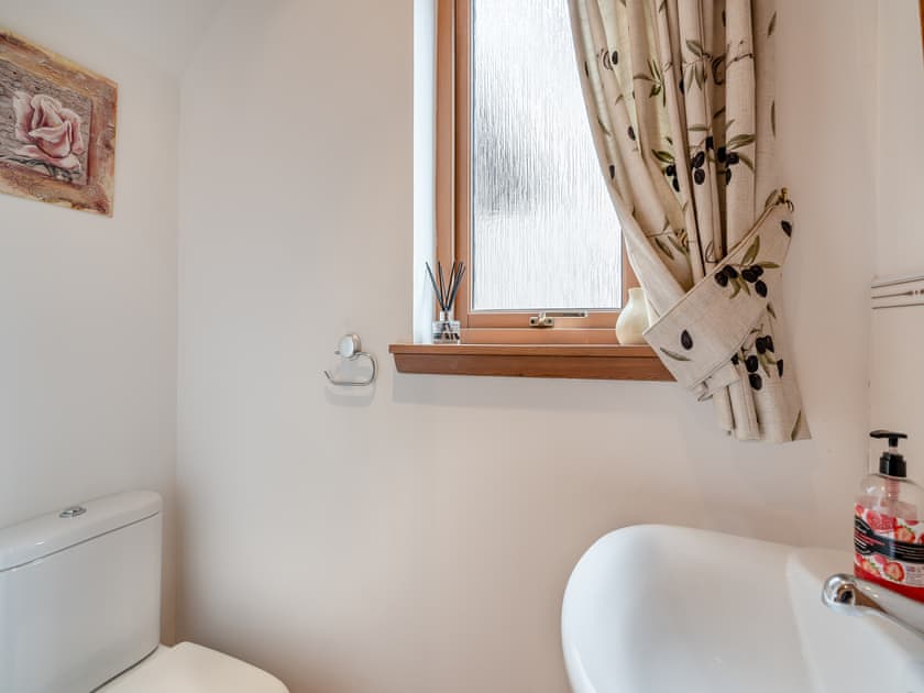 Bathroom | Coire Cas - Allt Mor Cottages, Aviemore