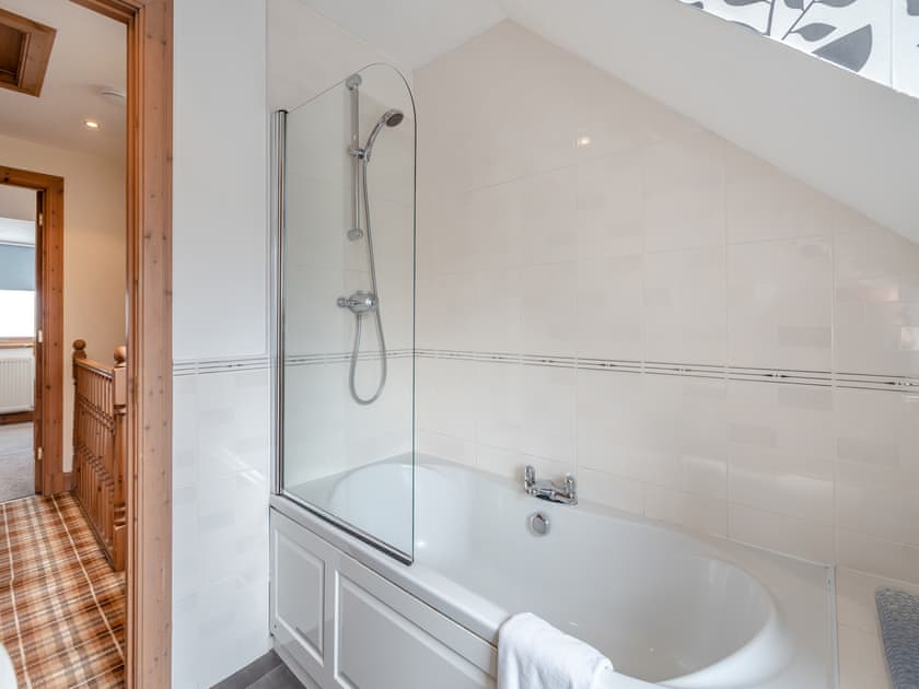 Bathroom | Coire Cas - Allt Mor Cottages, Aviemore
