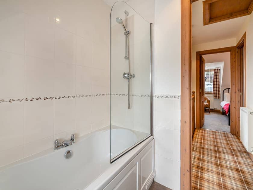 Bathroom | Clunnie Mor - Allt Mor Cottages, Aviemore