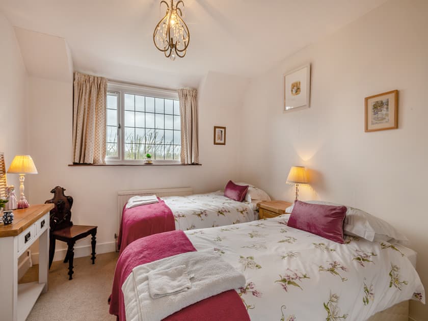 Twin bedroom | Little Crawfish Cottage, Thursford