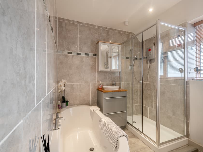 Bathroom | Little Crawfish Cottage, Thursford