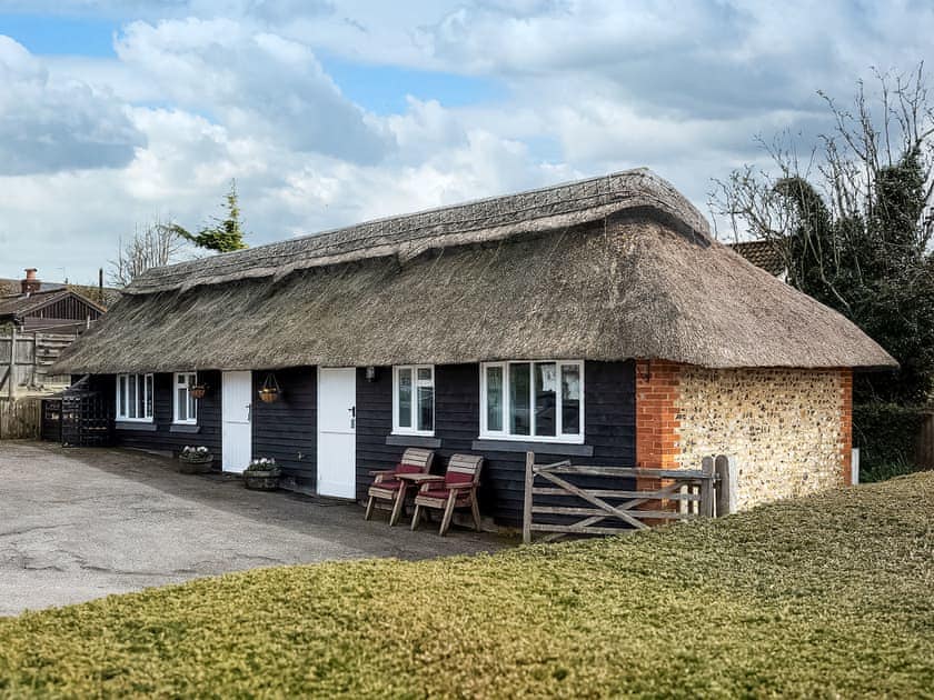 Lovely traditional thatched, single-storey barn conversion | Yew Tree Cottage, Cheriton, near Alresford